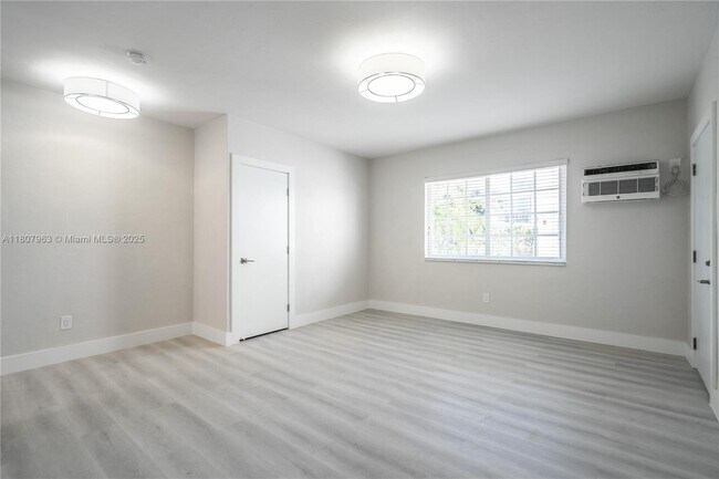 2416 Flamingo Dr in Miami Beach, FL - Building Photo - Building Photo