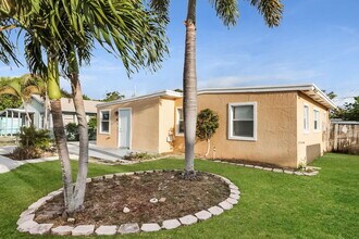 395 Plum Tree Dr in Lantana, FL - Building Photo - Building Photo