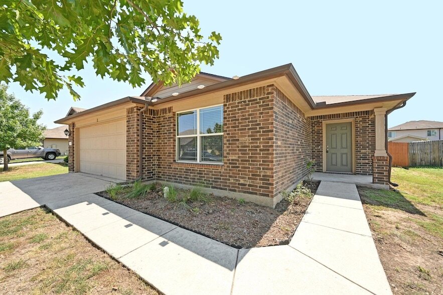 411 Langely, Unit 102 in Kyle, TX - Building Photo