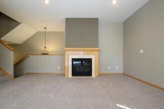 15618 Early Bird Cir in Apple Valley, MN - Building Photo - Building Photo
