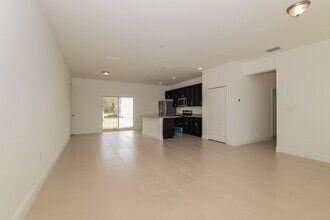 416 Lark Ct in Poinciana, FL - Foto de edificio - Building Photo