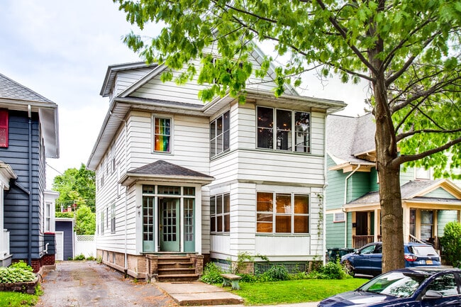 8 Regent St, Unit 2 in Rochester, NY - Foto de edificio - Building Photo
