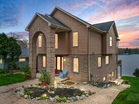 11589 Ember Rd in Davisburg, MI - Building Photo