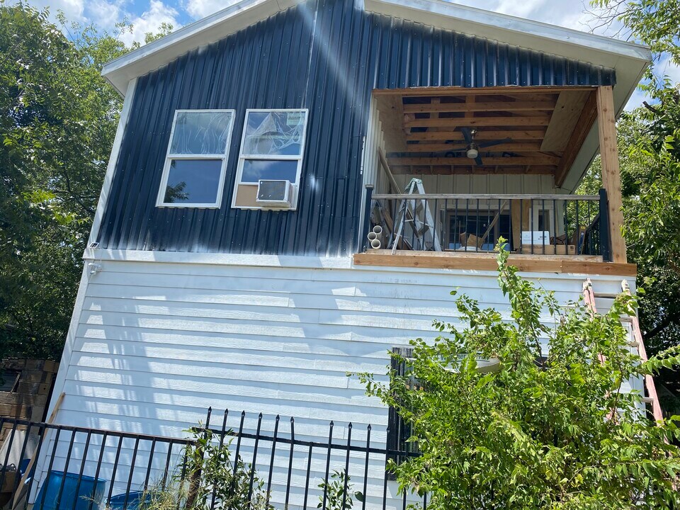 1206 S Comal in San Antonio, TX - Building Photo