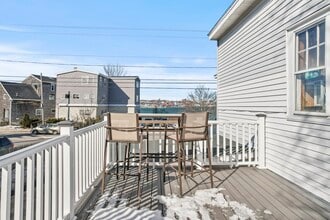 372 Broadway, Unit 4 in South Portland, ME - Foto de edificio - Building Photo