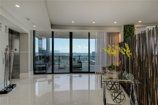 18555 Collins Ave in Sunny Isles Beach, FL - Foto de edificio - Building Photo