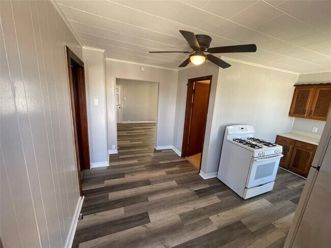 918 W 5th St-Unit -3 in Freeport, TX - Building Photo - Building Photo