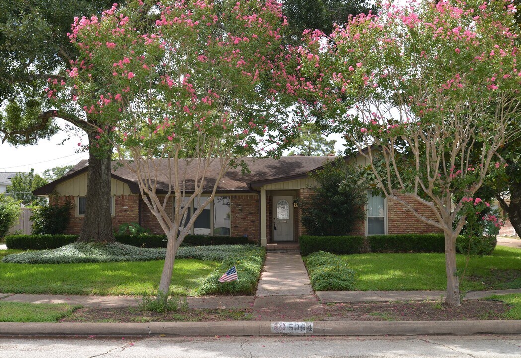 5054 Yarwell Dr in Houston, TX - Building Photo