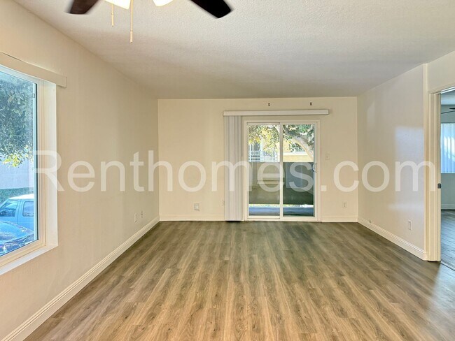 7425 Charmant Dr in San Diego, CA - Building Photo - Building Photo