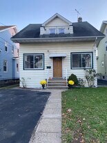 832 Gibbons Ct in Elizabeth, NJ - Building Photo