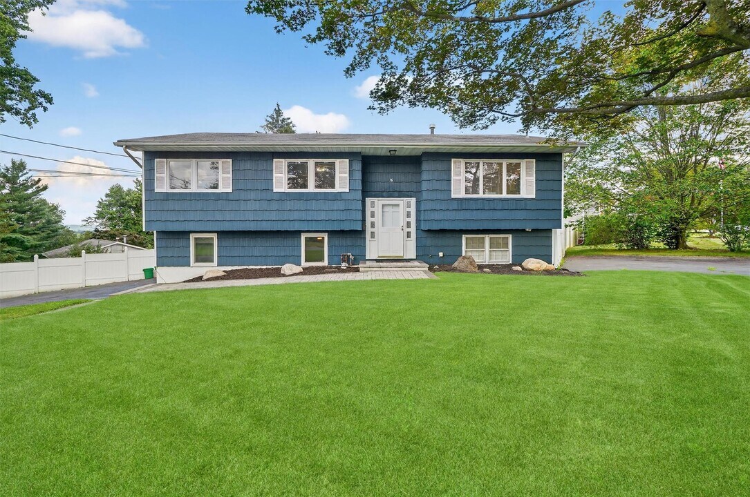 76 Amundsen Ln in New City, NY - Building Photo