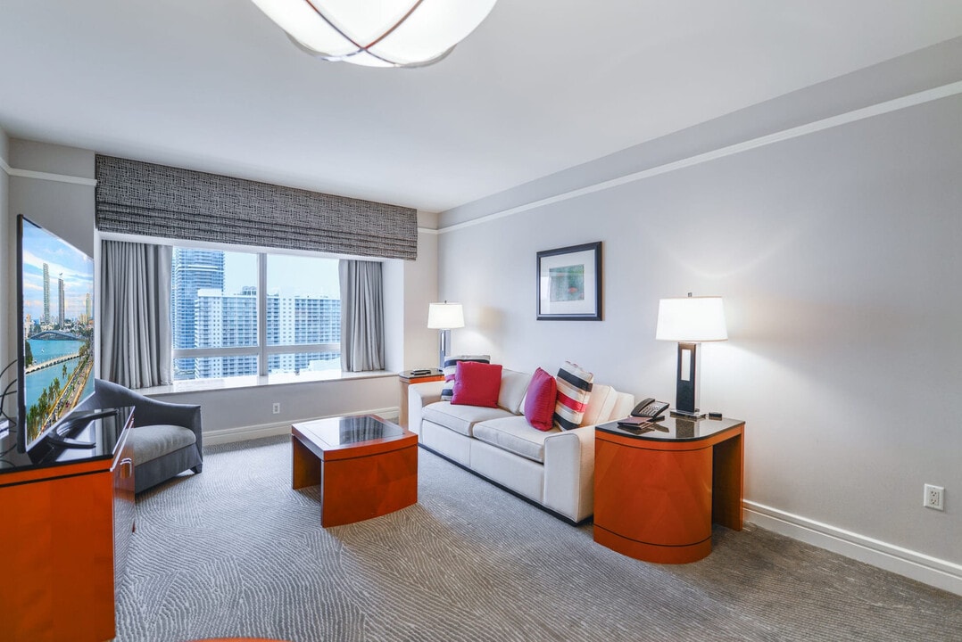 1435 Brickell Ave in Miami, FL - Building Photo