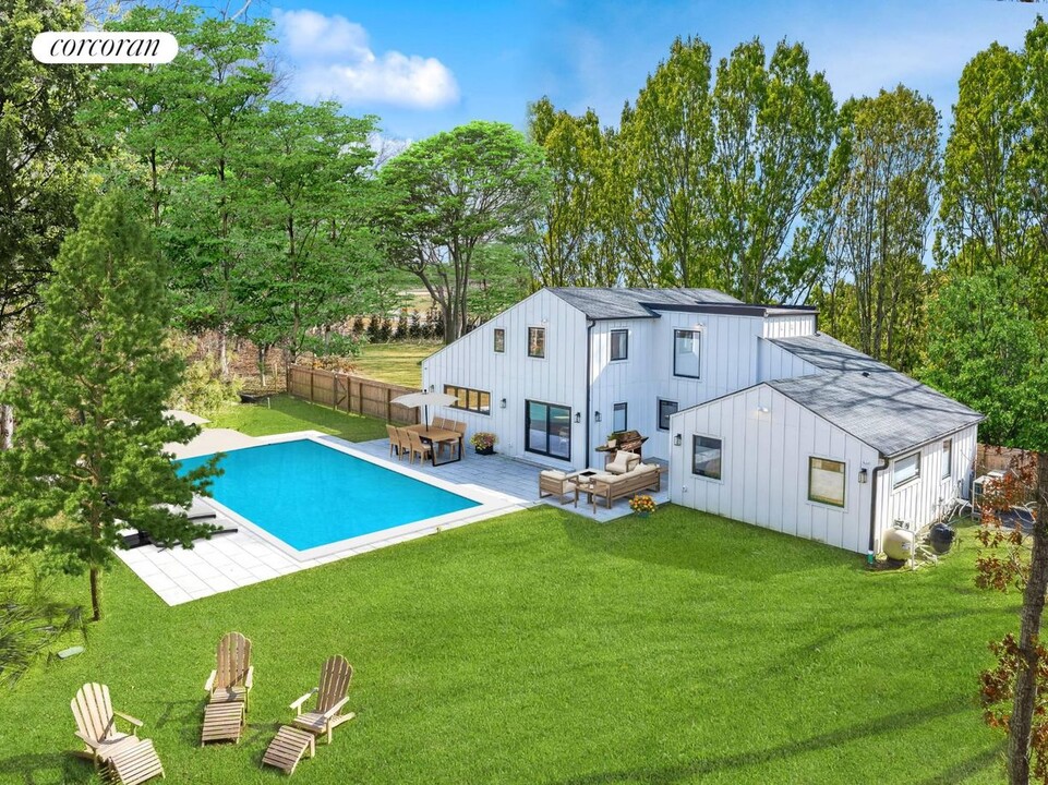 630 Narrow Ln in Sagaponack, NY - Building Photo