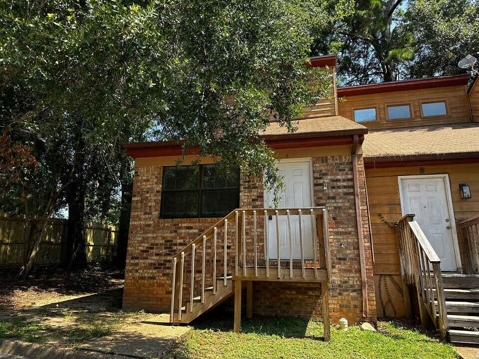 1828 Jackson Bluff Rd in Tallahassee, FL - Building Photo