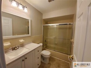 1606 Edison Glen Terrace in Edison, NJ - Building Photo - Building Photo