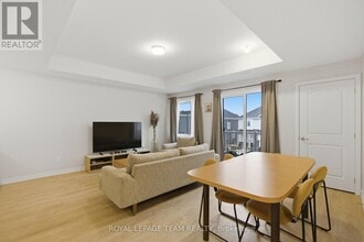 918 Parnian Private in Ottawa, ON - Building Photo - Building Photo