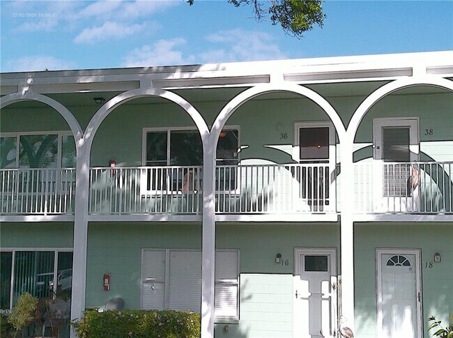 2011 Australia Way W in Clearwater, FL - Building Photo - Building Photo