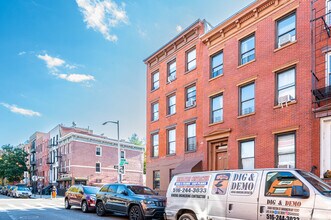 102 S 2nd St in Brooklyn, NY - Foto de edificio - Building Photo