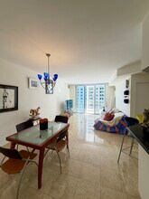 801 Brickell Key Blvd, Unit Brickell Key unit #1207 in Miami, FL - Foto de edificio - Building Photo