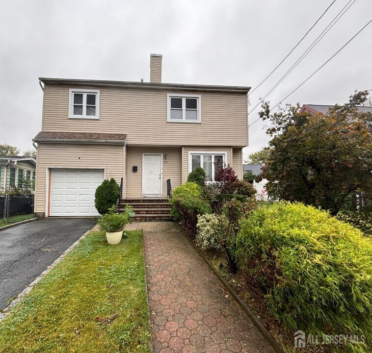 577 Berlant Ave in Roselle, NJ - Building Photo