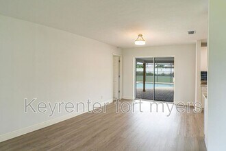 911 SE 19th St in Cape Coral, FL - Building Photo - Building Photo
