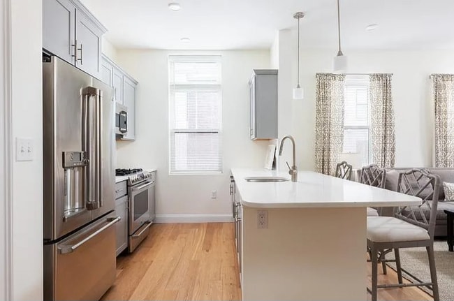 170 W Broadway in Boston, MA - Foto de edificio - Building Photo