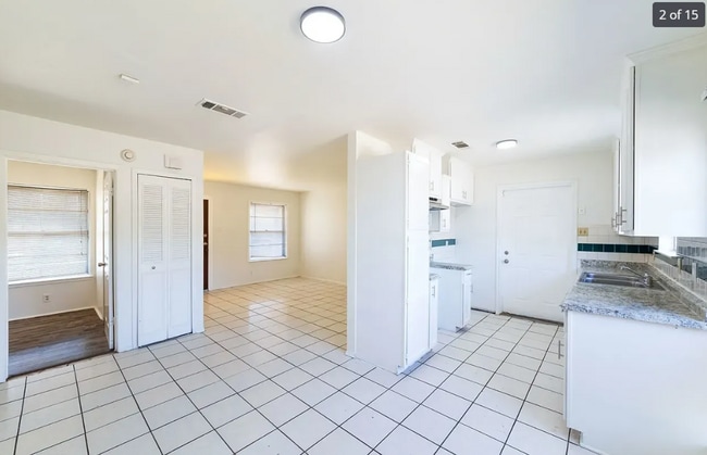 107 Oak Valley Dr in San Antonio, TX - Building Photo - Building Photo