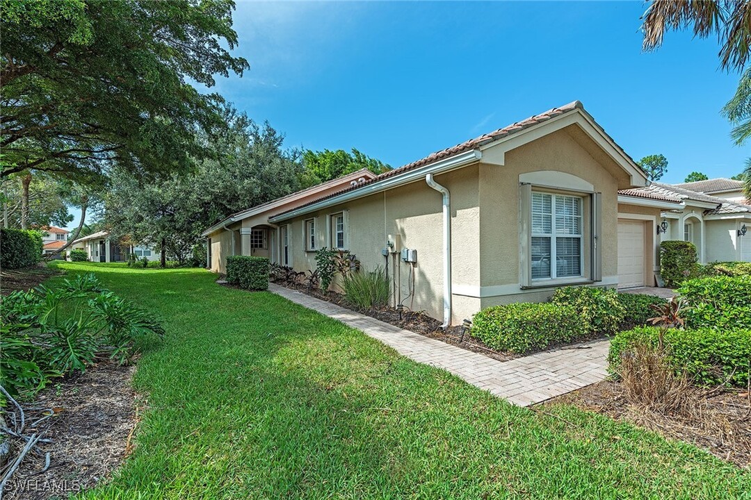 1301 Barrigona Ct in Naples, FL - Foto de edificio