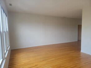 1094 Main St in Branford, CT - Building Photo - Building Photo