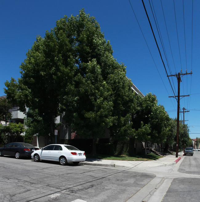 304 E Santa Anita Ave in Burbank, CA - Foto de edificio - Building Photo