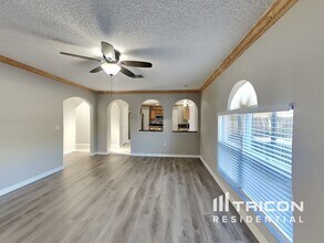 12610 Lake Vista Dr in Gibsonton, FL - Building Photo - Building Photo