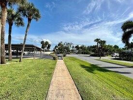200 SE Four Winds Dr in Stuart, FL - Building Photo
