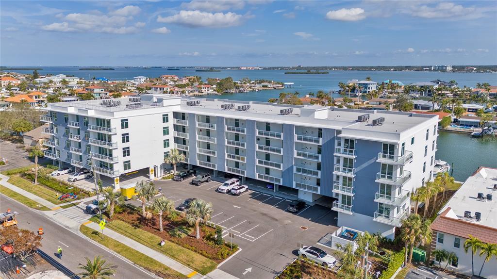 415 Island Way in Clearwater, FL - Building Photo