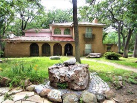 1815 Greenwood Dr in Denton, TX - Building Photo