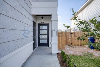 5902 US-59 in Laredo, TX - Foto de edificio - Building Photo