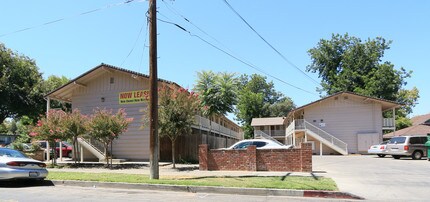 College Manor in Woodland, CA - Building Photo - Building Photo