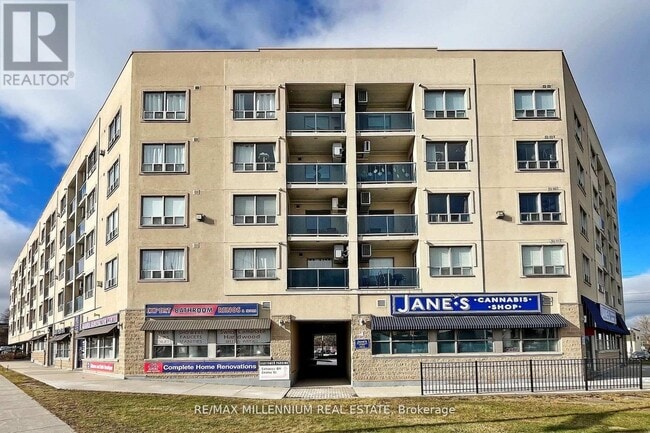 160 Wellington St E in Aurora, ON - Building Photo - Building Photo