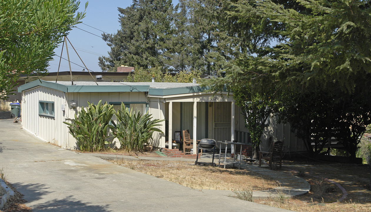 2525-2535 Rancho Rd in El Sobrante, CA - Foto de edificio