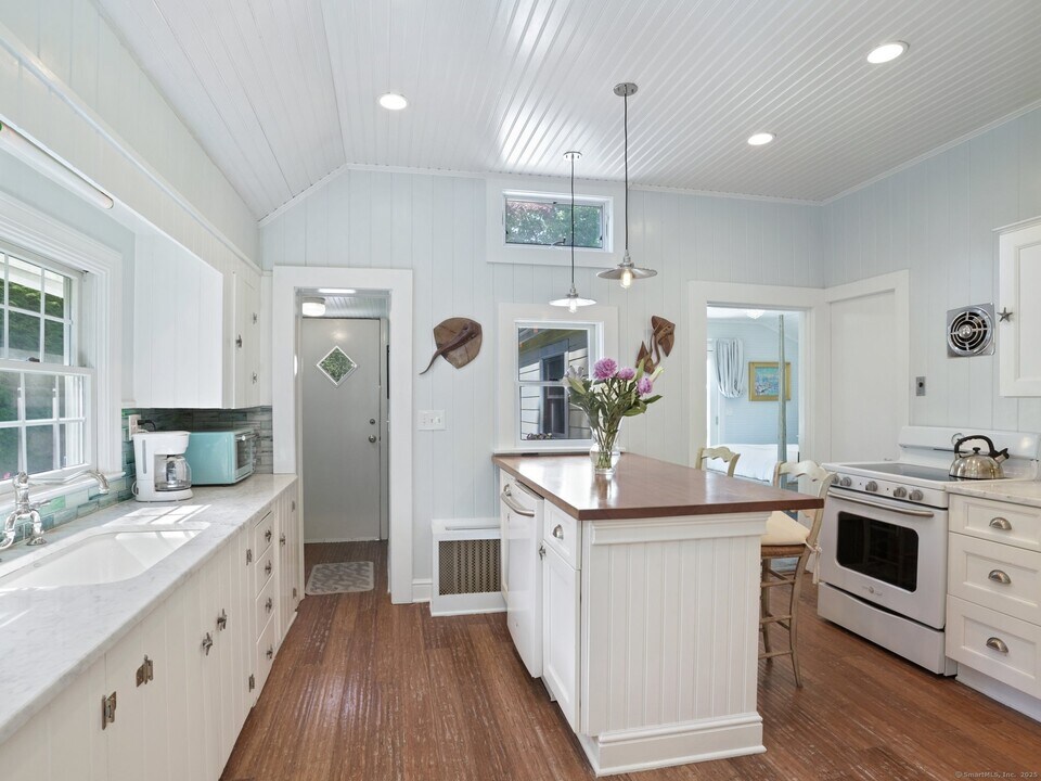 11 Witch Ln in Norwalk, CT - Building Photo