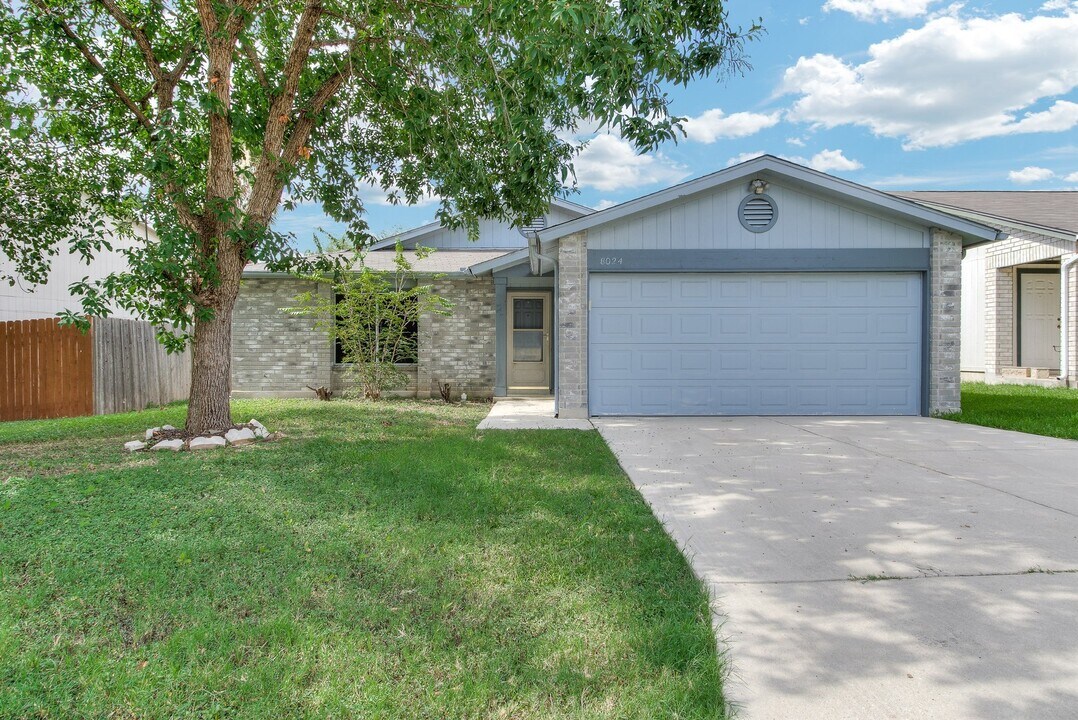 8024 Coral Meadow Dr in Converse, TX - Building Photo