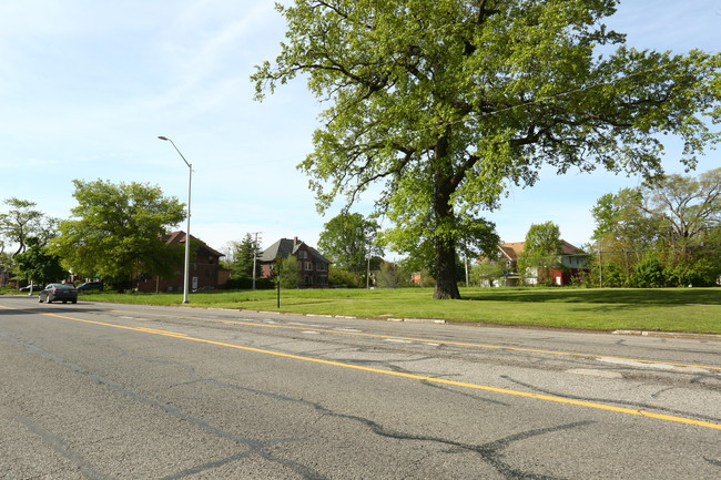 365 Grand Blvd E in Detroit, MI - Foto de edificio - Building Photo