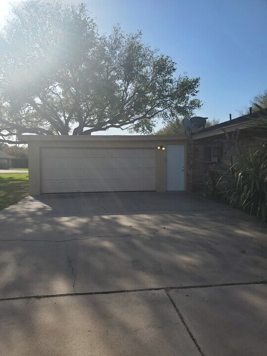 5618 Gary Player Cir in Harlingen, TX - Building Photo