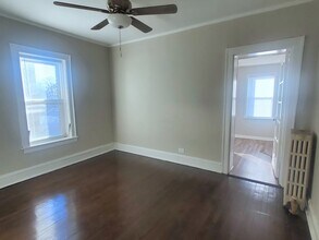 8028 S Phillips Ave, Unit 2F in Chicago, IL - Foto de edificio - Building Photo