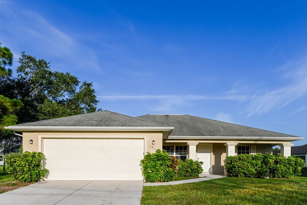 1913 Wanda Ave N in Lehigh Acres, FL - Building Photo