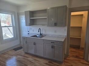 40 Garnet St, Unit 2 in Fitchburg, MA - Foto de edificio - Building Photo