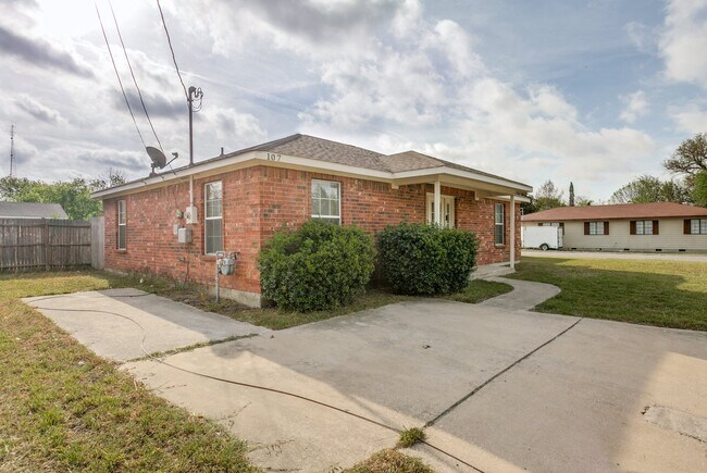 107 S Crawford St in Denton, TX - Foto de edificio - Building Photo