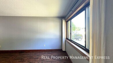 Spacious 5-Bedroom Home with Modern Update in Sioux Falls, SD - Building Photo - Building Photo