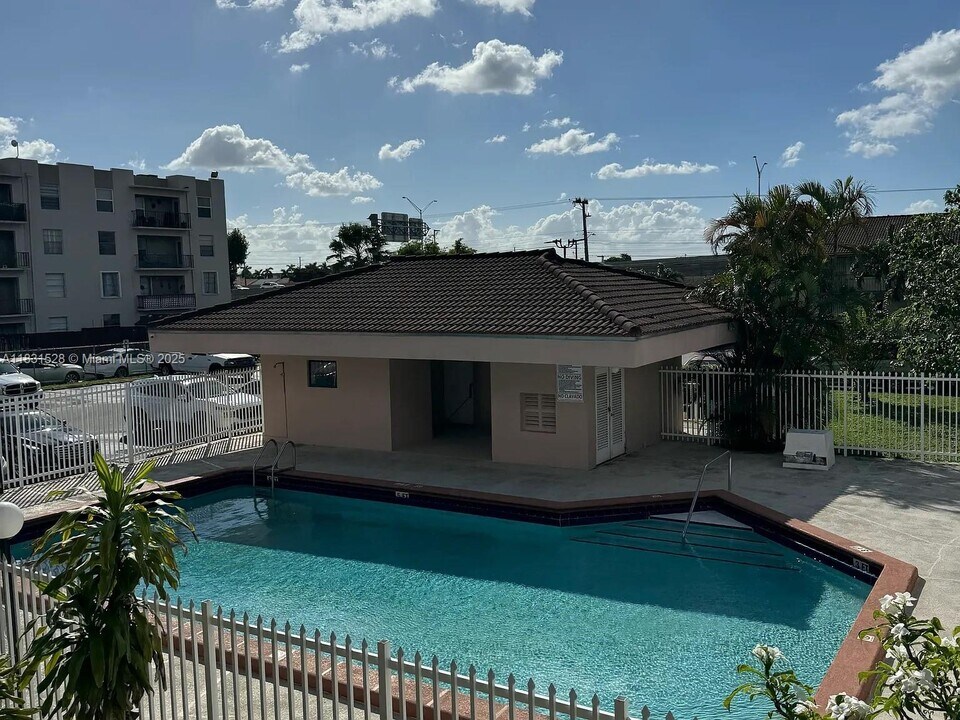 5851 W 20th Ave in Hialeah, FL - Building Photo