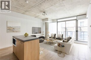 326 King St W in Toronto, ON - Building Photo