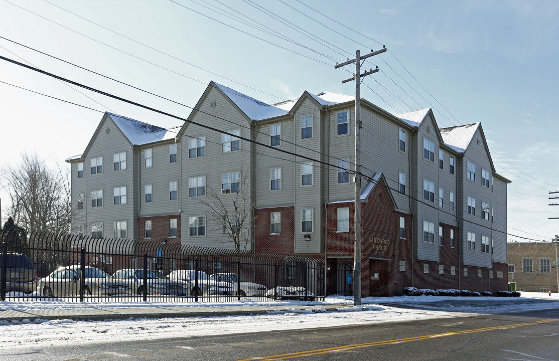 Lakewood Manor in Detroit, MI - Building Photo